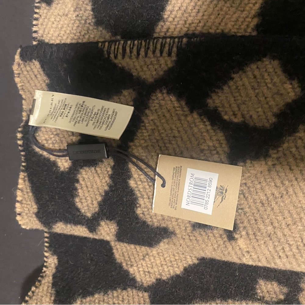Burberry Animal Print Chunky Scarf, NWT - Picture 3 of 6
